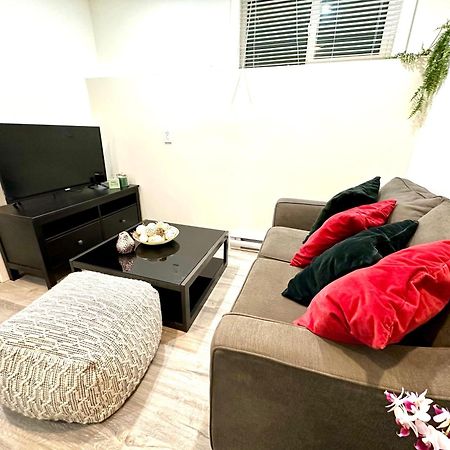 Cozy & Bright Home With Parking Victoria Eksteriør bilde