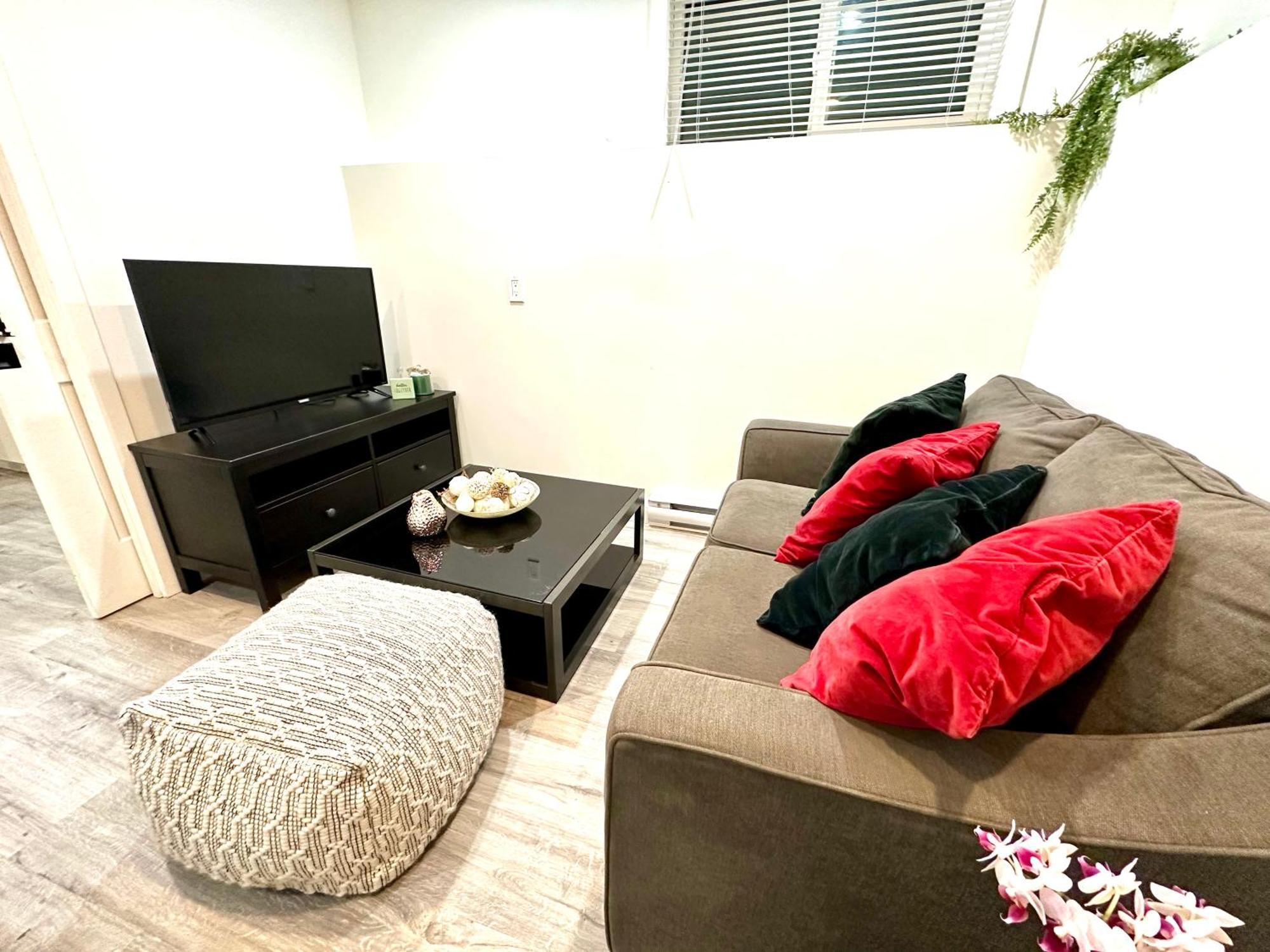 Cozy & Bright Home With Parking Victoria Eksteriør bilde
